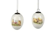 Deko-Ei hängend 8cm mit Küken 2sort. aus glasiertem Steingut mit Lithografie-Dekor verziert