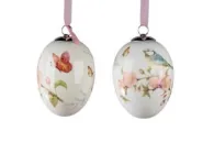 Deko-Ei hängend 8cm 2sort. aus weiss-glasiertem Steingut mit Lithografie-Dekor verziert